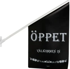 Flagga ''Öppet'' svart med vit text